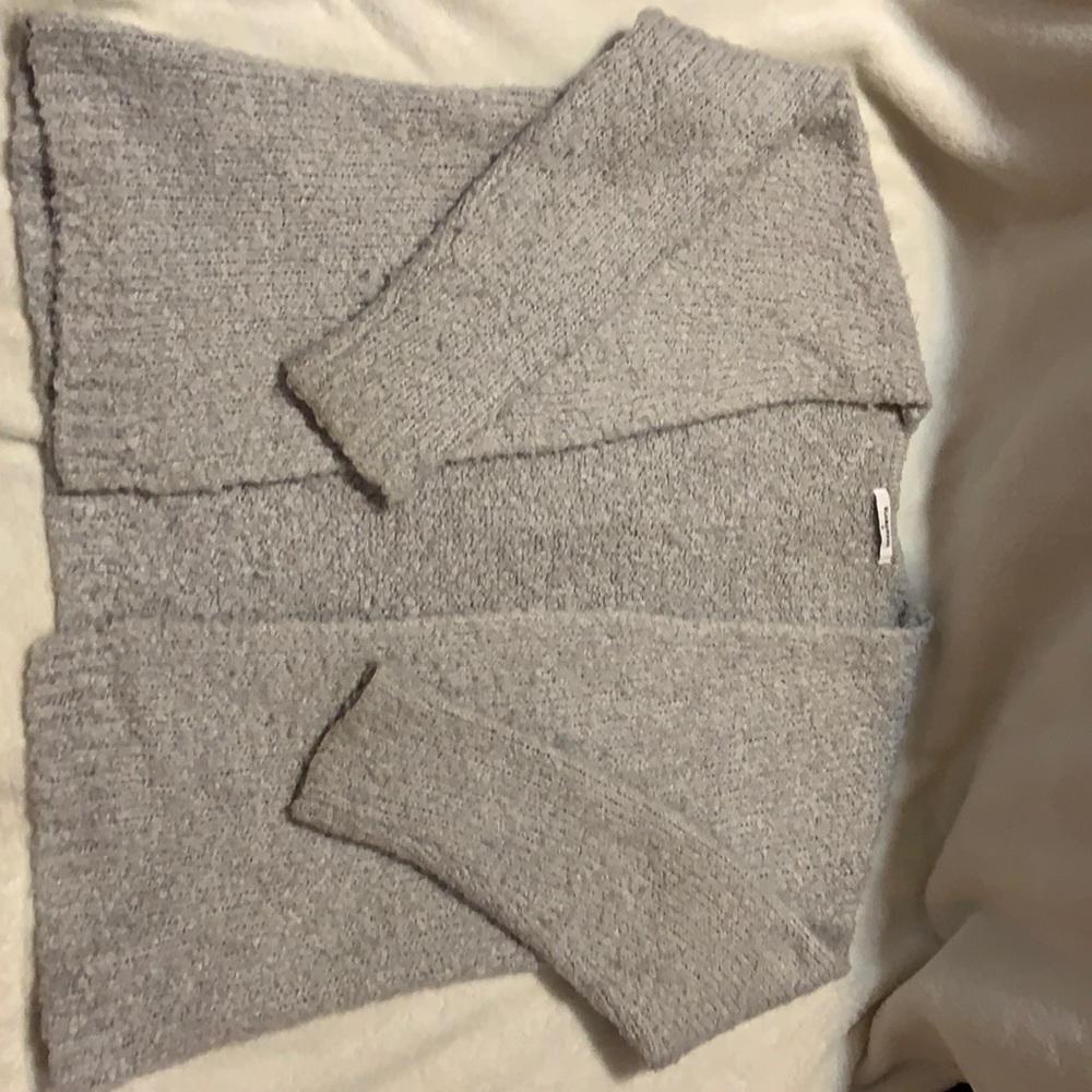 This a light heather grey, knitted cardigan. The brand is GLAMOROUS; size: xs